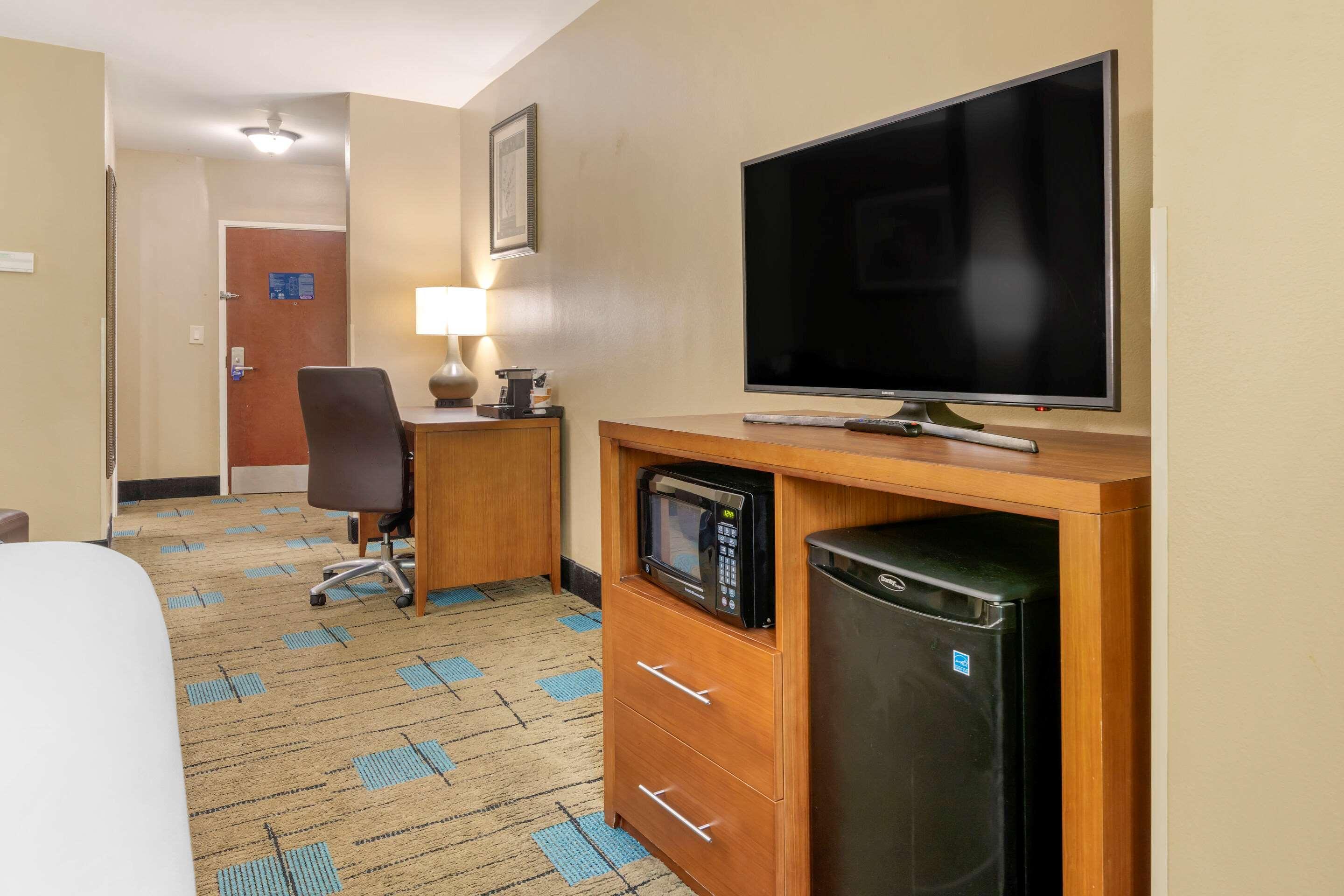 Comfort Suites Near Mcas Beaufort Exterior photo
